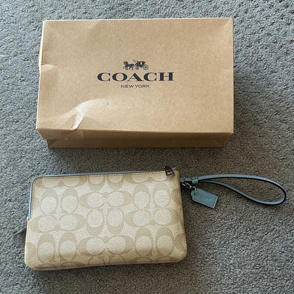 NWT Coach Beige Wristlet - Picture 3 of 5